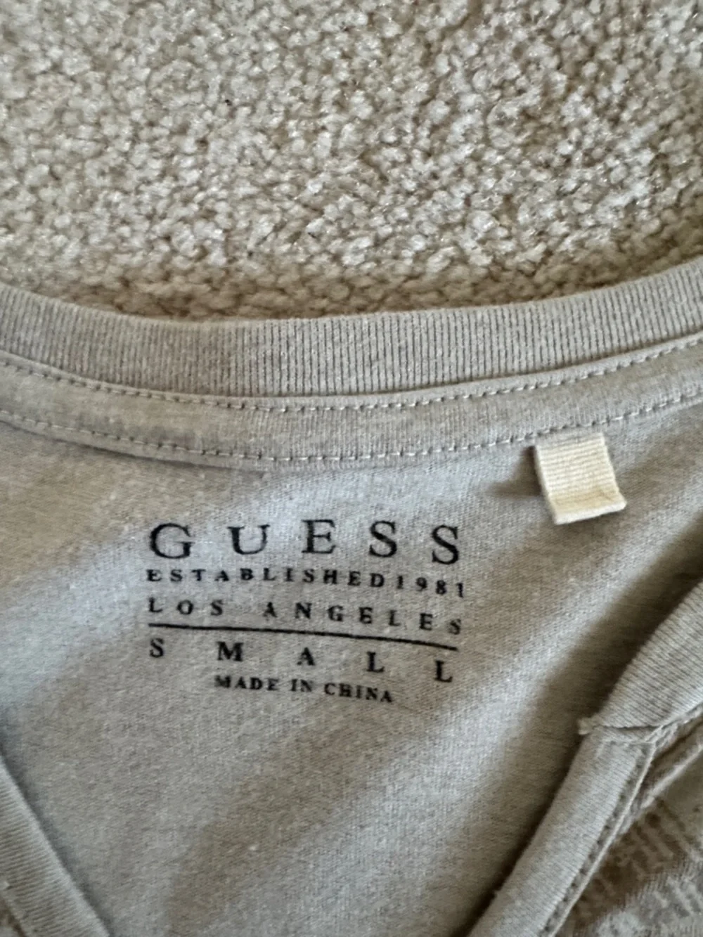 GUESS Beige Geo-Print V-Neck Tee - Picture 3 of 4